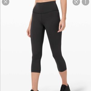 Size 4-  Cropped Lululemon Wunder Under leggings